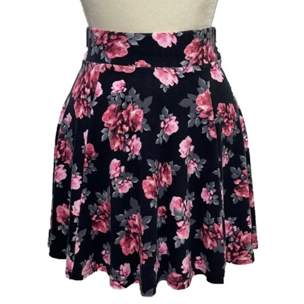 Flirty Floral Fun Mini Skirt Divided Size XS